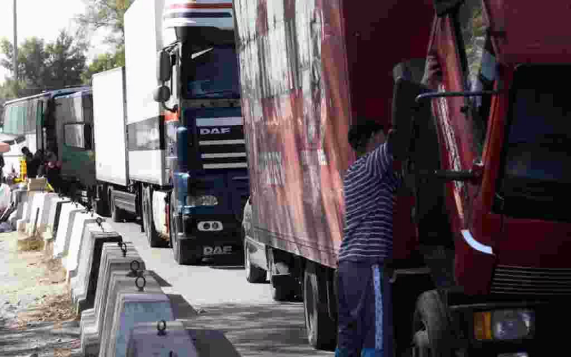 большегрузы на границе Таджикистана и Кыргызстана